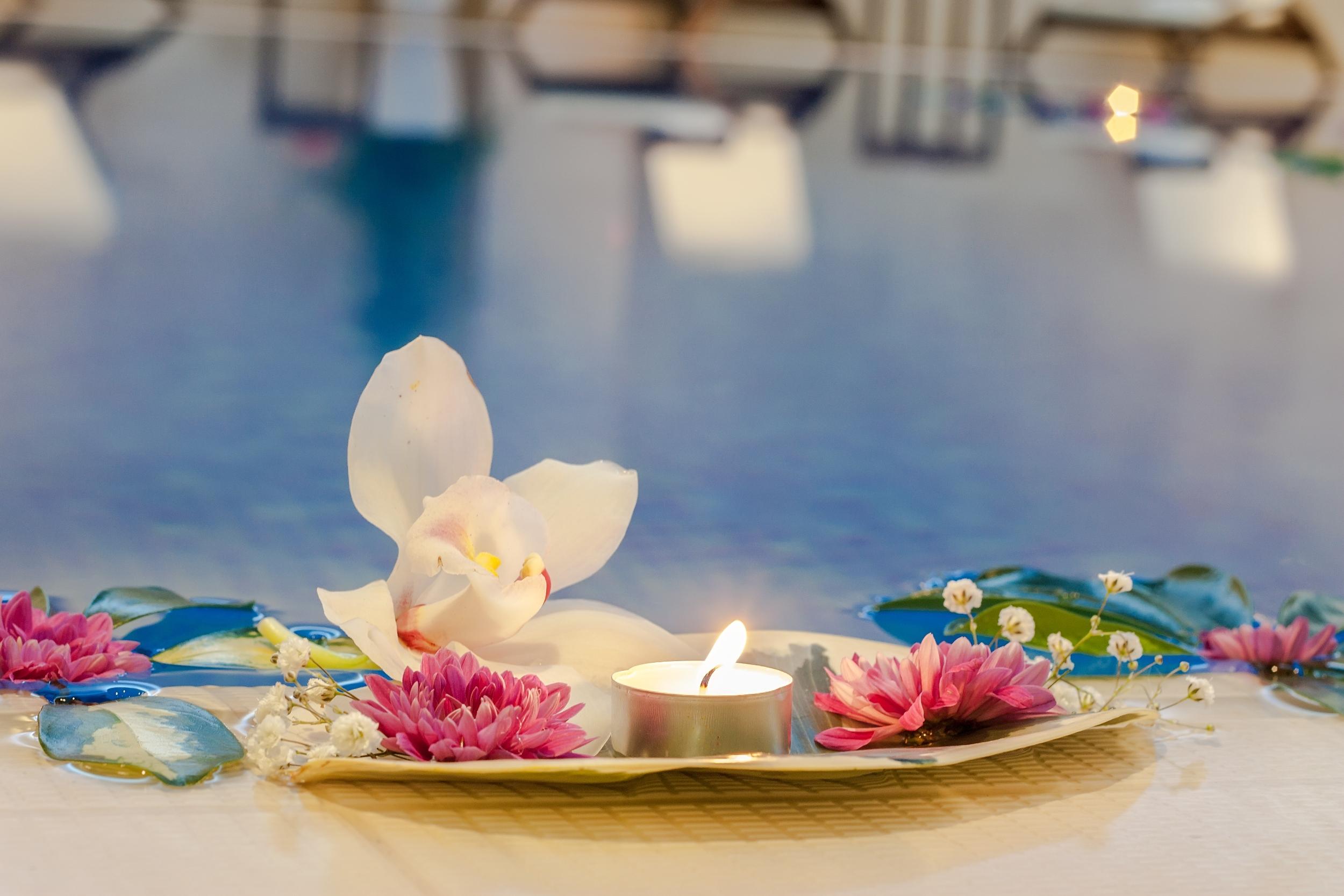 国际酒店-赌场和高层套房 金沙 外观 照片 A candle and flowers on a table