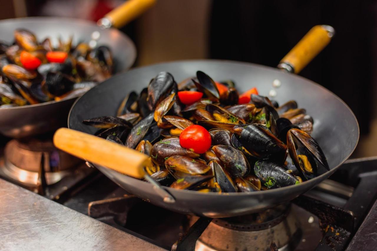 国际酒店-赌场和高层套房 金沙 外观 照片 Mussels in a wok
